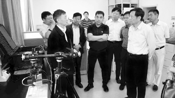 ▲去年8月，全國政協(xié)提案委員會(huì)主任孫淦率全國政協(xié)調(diào)研組在甘肅就“加強(qiáng)文化遺產(chǎn)保護(hù)與傳承科技工作”重點(diǎn)提案辦理進(jìn)行專題調(diào)研并召開辦理協(xié)商座談會(huì)。圖為調(diào)研組在敦煌研究院考察國家古代壁畫與土遺址保護(hù)工程技術(shù)研究中心。
