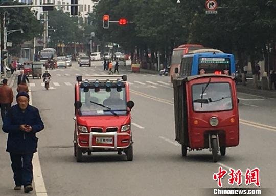 營山縣城滿街跑的的電動三四輪車。　劉忠俊 攝