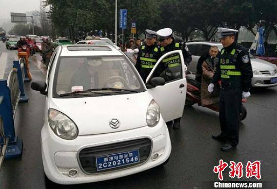 樂山交警嚴(yán)查電動(dòng)三四輪車違規(guī)上路?！⒅铱?攝