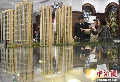 資料圖：置業(yè)顧問為民眾推薦商品房戶型。 <a target='_blank' href='http://www.chinanews.com/'>中新社</a>記者 韋亮 攝