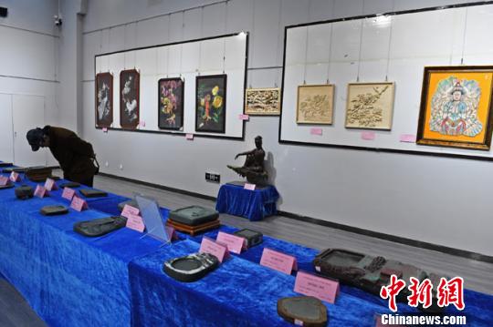 圖為獲獎(jiǎng)工藝品引市民駐足觀賞?！钇G敏 攝