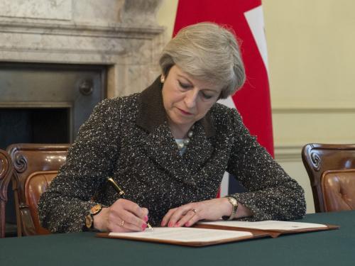資料圖：英國首相特蕾莎·梅正式簽署“脫歐”信件。(圖片來源：英國首相府官方社交網(wǎng)絡賬號)