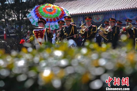 這支由30人組成的隊伍是永安殯儀館唯一的殯儀樂隊。3月29日，逝者骨灰下葬前，他們拿起手中的樂器，用音樂送逝者最后一程?！№f亮 攝