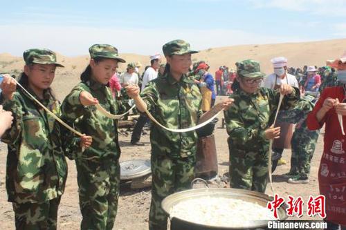 資料圖：野外拉練，學(xué)生自己做飯?！＄娦?攝