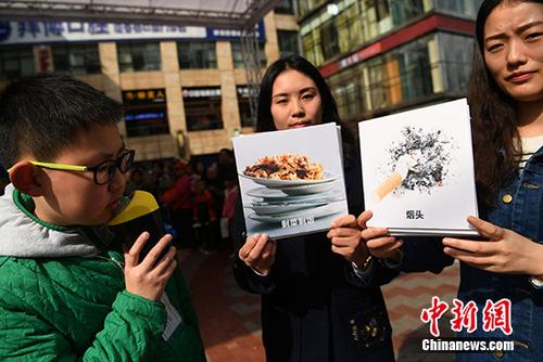 資料圖：有相關(guān)工作人員正在為市民普及垃圾分類知識。 陳超 攝