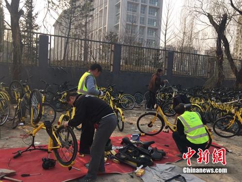 在北京某個共享單車維修點，修車師傅正在工作。<a target='_blank' href='http://www.chinanews.com/' >中新網(wǎng)</a> 吳濤 攝