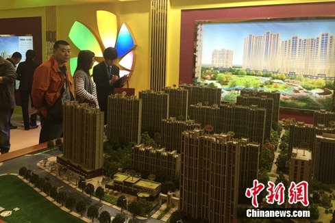 2016年北京春季房展會固安樓盤展區(qū)。<a target='_blank' href='http://www.chinanews.com/' >中新網(wǎng)</a> 種卿 攝
