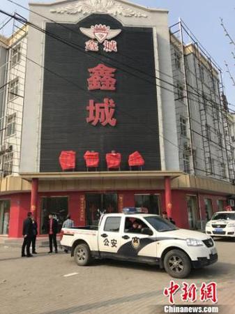 在雄縣鑫城小區(qū)的售樓處，玻璃大門已被貼上封條。一輛警車和一輛城管車停放在售樓處門口?！⌒す饷?攝