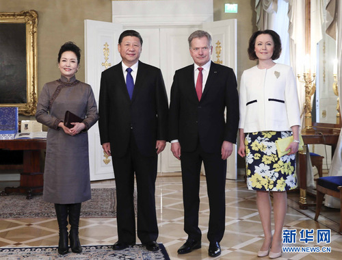 4月5日，國(guó)家主席習(xí)近平在赫爾辛基同芬蘭總統(tǒng)尼尼斯托舉行會(huì)談。會(huì)談前，習(xí)近平出席尼尼斯托在總統(tǒng)府庭院舉行的隆重歡迎儀式。這是歡迎儀式后，習(xí)近平和夫人彭麗媛同尼尼斯托和夫人豪吉?dú)W合影留念。新華社記者 蘭紅光 攝