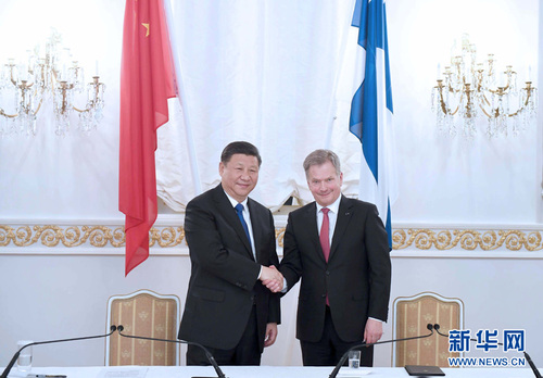 4月5日，國(guó)家主席習(xí)近平在赫爾辛基同芬蘭總統(tǒng)尼尼斯托舉行會(huì)談。這是會(huì)談后，兩國(guó)元首共同會(huì)見記者。 新華社記者 張鐸 攝2