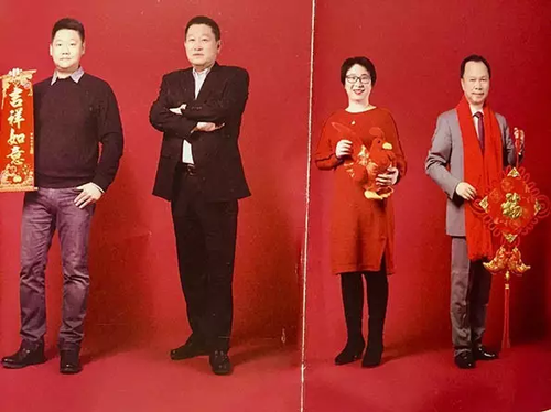 輝山內(nèi)刊登出的拜年照。左一為楊佳寧，左二為楊凱，左三為葛坤。 圖片來自澎湃