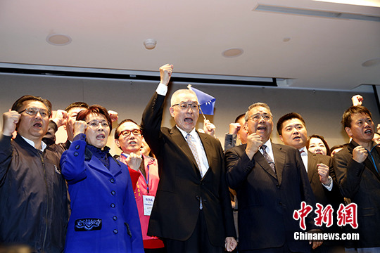 資料圖：1月9日，臺灣當局前副領導人、中國國民黨前副主席吳敦義（中）在臺北召開記者會，宣布參選中國國民黨主席。<a target='_blank' href='http://www.chinanews.com/'>中新社</a>記者 陳小愿 攝