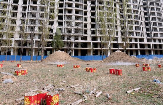 p28-1 4 月5 日，雄縣城郊雄州鎮(zhèn)一幢未完工的建筑。