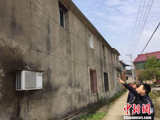 圖為：民警對(duì)危舊房屋進(jìn)行巡查。臨安公安供圖