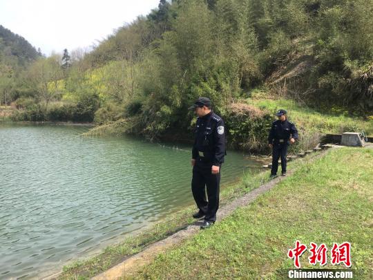 圖為：民警正在巡邏。臨安公安供圖