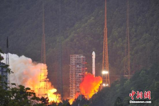 4月12日19時04分，中國西昌衛(wèi)星發(fā)射中心成功發(fā)射實踐十三號衛(wèi)星。實踐十三號衛(wèi)星是中國首顆高通量通信衛(wèi)星，這顆衛(wèi)星首次在高軌道上應(yīng)用激光通信和電推進等技術(shù)，通信總?cè)萘窟_20G以上，超過我國此前所有通信衛(wèi)星容量的總和。 葉樂峰 攝