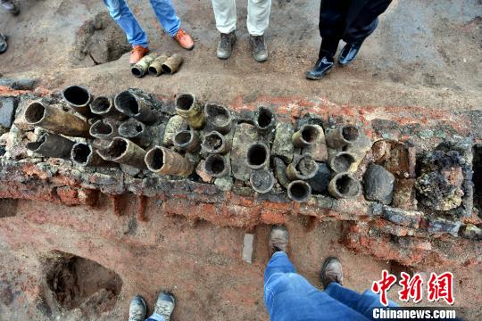考古專家在桐木嶺遺址考察?！⊥ㄓ崋T 歐陽常海 攝