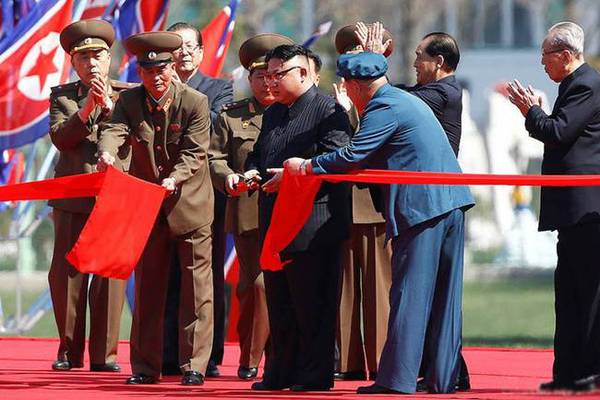 金正恩為新建住房項(xiàng)目剪彩。