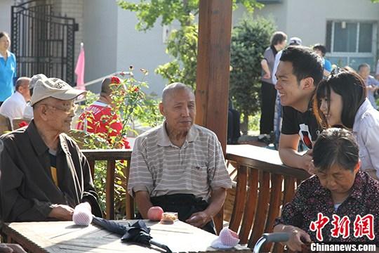 資料圖：圖為內(nèi)地港生志愿者和老人們自在交談。 中新社記者 呂少威 攝