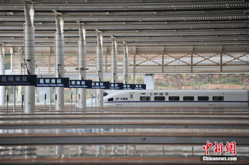 1月3日，等待上客的列車。當日，滬昆客專、云桂鐵路全線開通運營一星期，截至目前，昆明鐵路局發(fā)送旅客突破10萬人。2016年12月28日，滬昆客專、云桂鐵路全線開通運營，云南自此正式步入“高鐵時代”。<a target='_blank' href='http://www.chinanews.com/'>中新社</a>記者 劉冉陽 攝