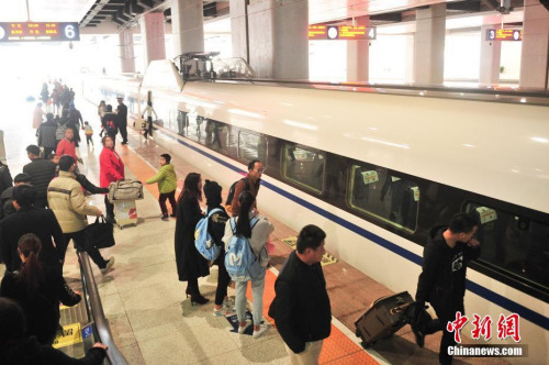 1月3日，站臺上準備上車的旅客。當日，滬昆客專、云桂鐵路全線開通運營一星期，截至目前，昆明鐵路局發(fā)送旅客突破10萬人。2016年12月28日，滬昆客專、云桂鐵路全線開通運營，云南自此正式步入“高鐵時代”。<a target='_blank' href='http://www.chinanews.com/'>中新社</a>記者 劉冉陽 攝