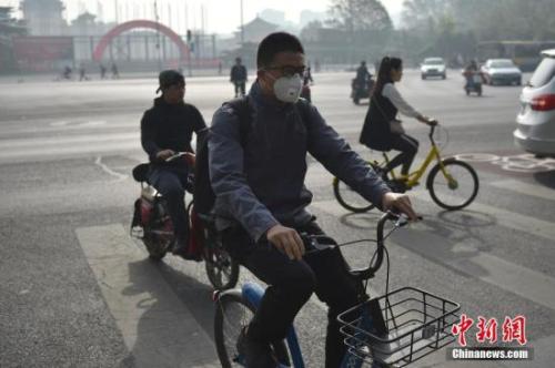 北京迎來(lái)沙塵天氣市區(qū)能見(jiàn)度降低，市民佩戴口罩出行。 <a target='_blank' href='http://www.chinanews.com/' >中新網(wǎng)</a>記者 金碩 攝