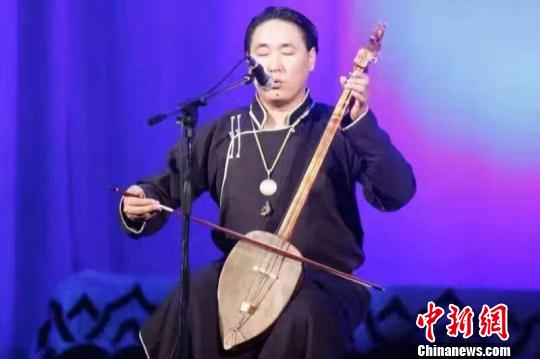 圖為青年呼麥表演者青龍的演出劇照。呼和浩特民族演藝集團(tuán) 供圖