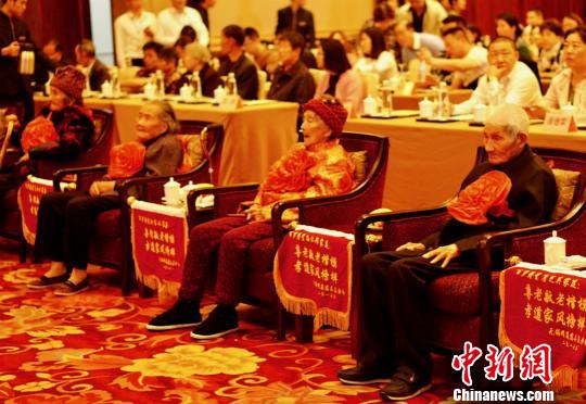 圖為8位百歲老人參加“紅豆情長杉助人壽”關(guān)愛百歲老人大型公益活動(dòng)。　孫權(quán) 攝
