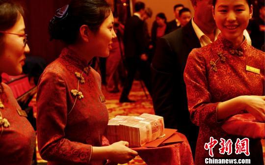 此番到會百歲老人每人都可收到10萬元愛心補貼?！O權(quán) 攝