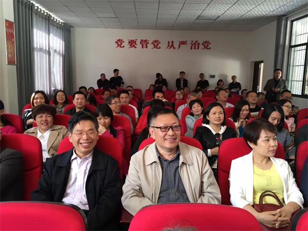 4月13日-14日，在湖南省委統(tǒng)戰(zhàn)部副部長、省社院黨組書記鄧煥生，省社院副院長黃自榮的帶領下，40多名第14期黨外中青年干部培訓班學員來到安化縣江南鎮(zhèn)黃石村開展精準扶貧專題調研。
