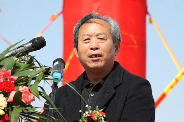 四、中國(guó)油用牡丹籽之父、國(guó)家林業(yè)局趙孝慶教孝慶在“萬(wàn)頃牡丹---華香長(zhǎng)嶺”種植啟動(dòng)儀式上講述牡丹的藥用價(jià)值、經(jīng)濟(jì)價(jià)值和生態(tài)觀賞價(jià)值?！堄览z影