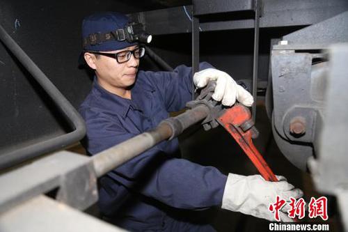 王振正在工作中?！∠驇?攝