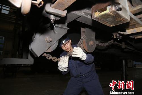 王振正在工作中。　向帥 攝