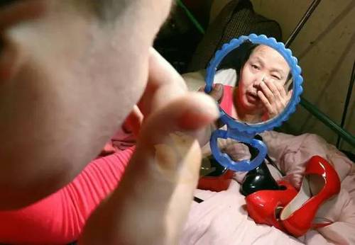 46歲男子屋里放滿高跟鞋 每個(gè)月都來(lái)