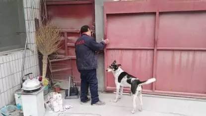 問題企業(yè)一人員強(qiáng)行鎖門，扣留督查人員。圖片來自環(huán)保部官方微信公眾號
