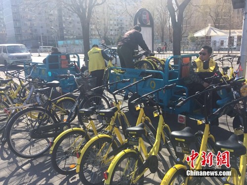 某家共享單車企業(yè)運(yùn)維人員正將故障車放進(jìn)三輪車內(nèi)，集中收回。<a target='_blank' href='http://www.chinanews.com/' >中新網(wǎng)</a> 吳濤 攝