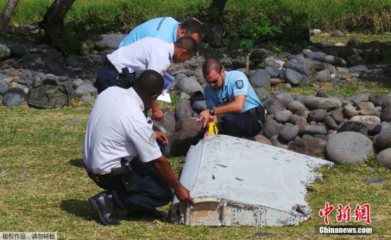 資料圖：在法屬留尼旺群島海岸線上發(fā)現(xiàn)的MH370殘骸。
