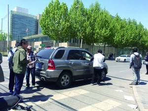 美國(guó)駐華大使館門口的越野車上安置著復(fù)印機(jī)。