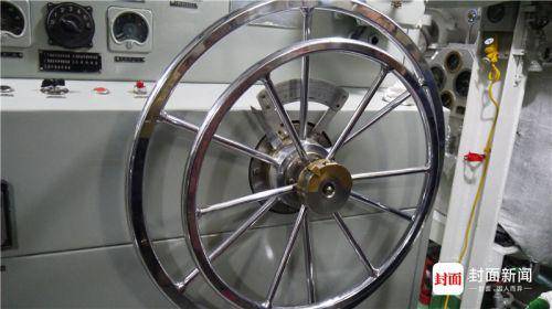 主機(jī)艙 ：通過(guò)這兩個(gè)舵輪來(lái)實(shí)現(xiàn)潛艇前進(jìn)或后退。