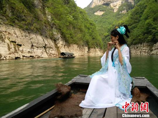 山水美人，相得益彰?！↑S英 攝