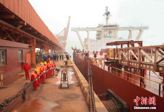 資料圖 曹妃甸港40萬(wàn)噸超大型礦船。<a target='_blank' href='http://www.chinanews.com/'>中新社</a>記者 曹大慶 攝