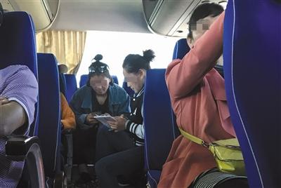 　旅游大巴駛上高速后，導(dǎo)游(右二)對(duì)游客收取其他項(xiàng)目的費(fèi)用。