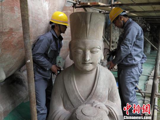 圖為文物修復(fù)工作人員正在對大足石刻臥佛進(jìn)行前期治水工程和三維測繪?！〈笞闶萄芯吭?攝