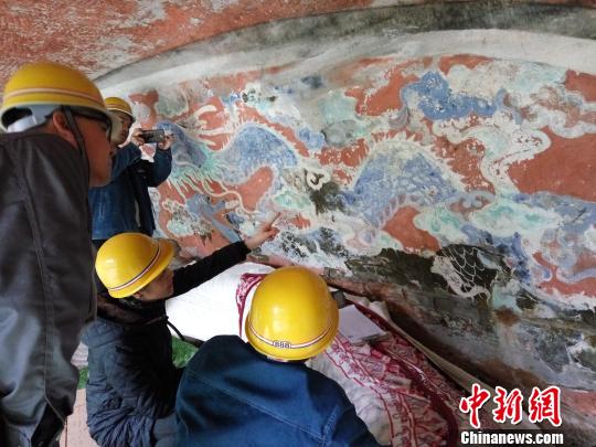 圖為文物修復(fù)工作人員正在對大足石刻臥佛進(jìn)行前期治水工程和三維測繪?！〈笞闶萄芯吭骸z