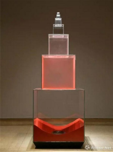 湯杰 | 紅塵沙子、玻璃、電子組件 | 160×58×58cm | 2015年