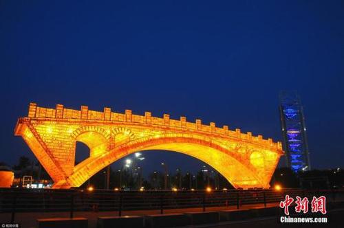 4月18日晚，北京奧林匹克公園，新建成的“絲路金橋”大型景觀正在試燈，呈現(xiàn)出金碧輝煌的醉人景致， 迎接“一帶一路”國(guó)際合作高峰論壇的到來(lái)。 杜佳 攝 圖片來(lái)源：視覺(jué)中國(guó)
