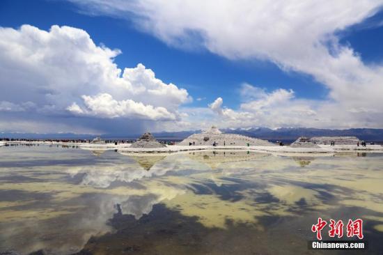 4月29日，素有中國(guó)“天空之鏡”之稱的青海茶卡鹽湖開園納客。茶卡鹽湖位于青海省海西蒙古族藏族自治州烏蘭縣茶卡鎮(zhèn)附近，湖面海拔3100米，呈橢圓形，總面積105平方公里，因其旅游資源稟賦可與玻利維亞烏尤尼鹽沼相媲美，享有中國(guó)“天空之鏡”之美稱。 羅云鵬 攝