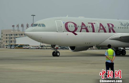 丹麥首相拉斯穆森乘專機抵達成都。　劉忠俊 攝