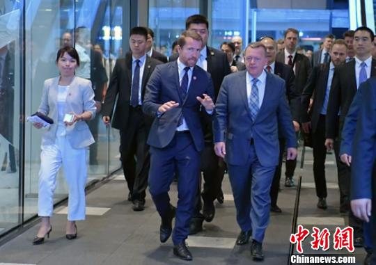 丹麥首相拉斯穆森夜逛成都春熙路太古里?！⒅铱?攝