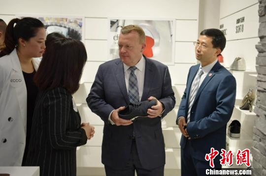 丹麥首相拉斯穆森在成都太古里丹麥零售品牌店了解情況?！⒅铱?攝